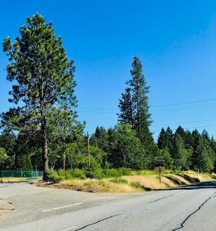 294 Hamilton Ave, Cave Junction, OR 97523