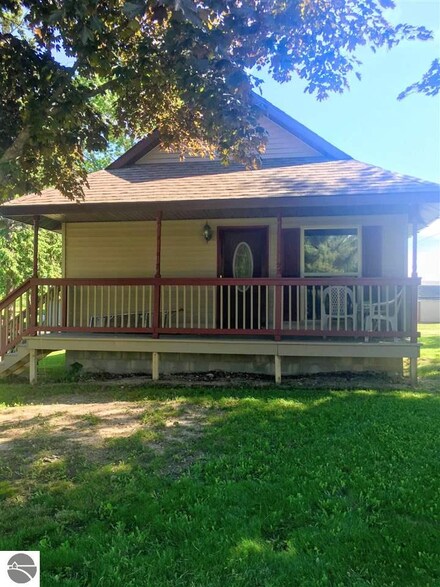 3224 E Surrey Rd, Clare, MI 48617