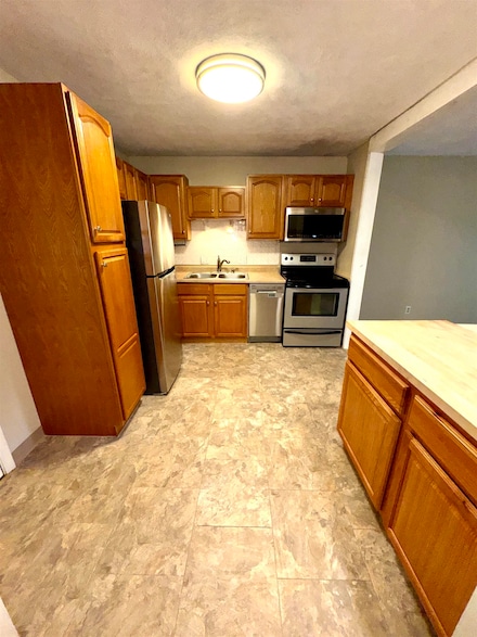 310 Brook Village Rd Unit U40, Nashua, NH 03062