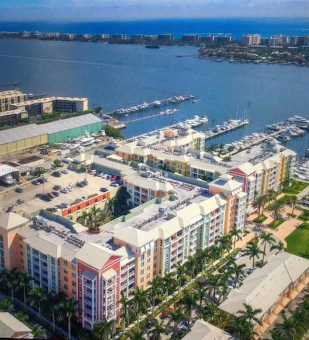 236 Moorings Dr, Lantana, FL 33462