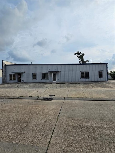 8343 Lafitte Ct, Chalmette, LA 70043