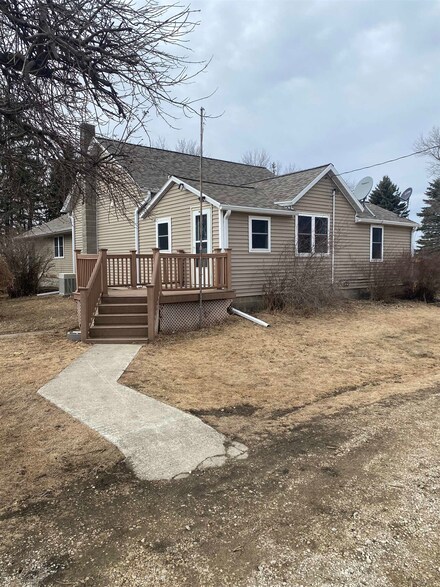 5198 370th St, Cylinder, IA 50528