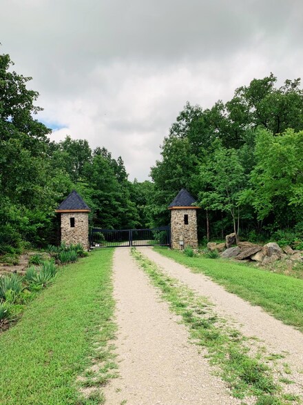 659 Fox Creek Rd, Mountain Grove, MO 65711