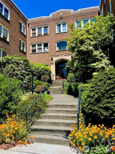 220 W Olympic Place Unit 309, Seattle, WA 98119