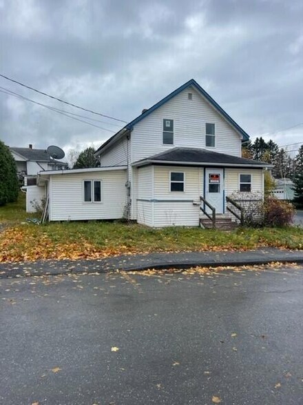 353 St Thomas St, Madawaska, ME 04756