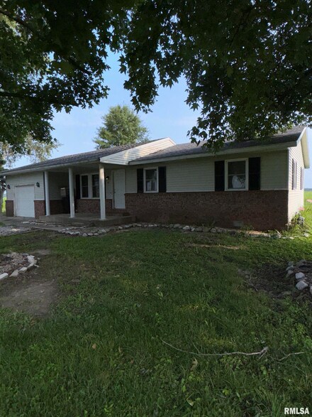 12 Orchard Ave, Sandoval, IL 62882