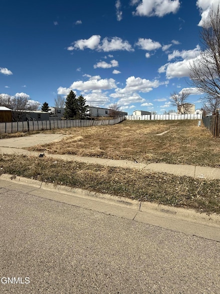 1810 32nd St W, Williston, ND 58801
