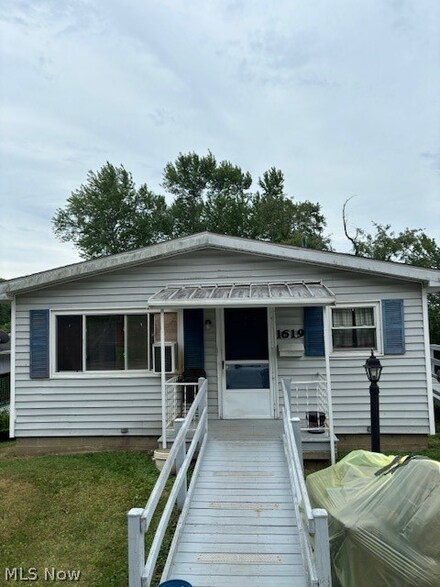 1619 Orchard St, Coshocton, OH 43812