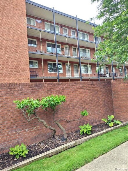 2820 Woodslee Dr Unit 302, Royal Oak, MI 48073