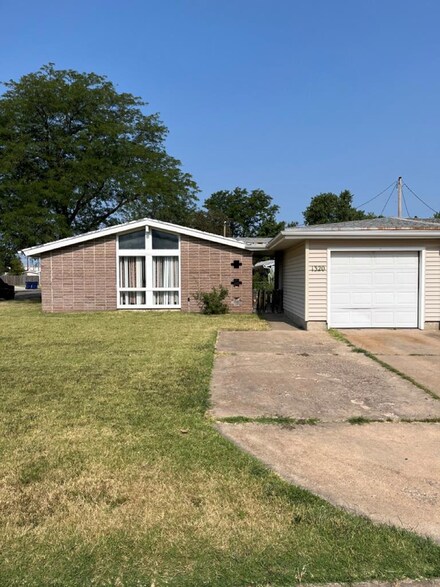 1320 Crescent Dr, Salina, KS 67401