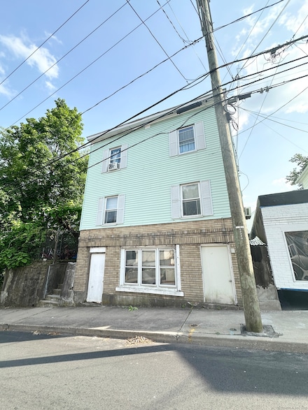 2 Springdale Ave, Meriden, CT 06451