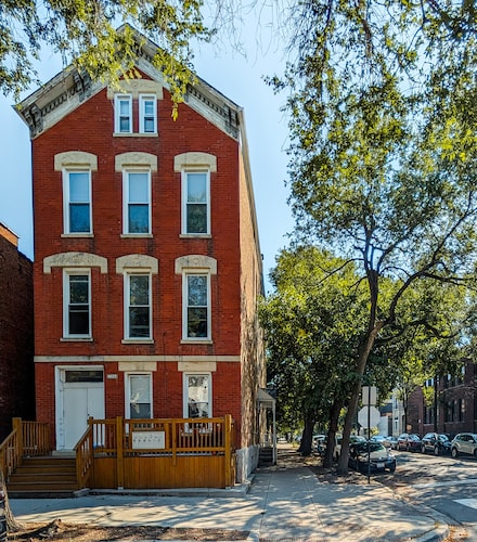 1437 W Superior St, Chicago, IL 60642