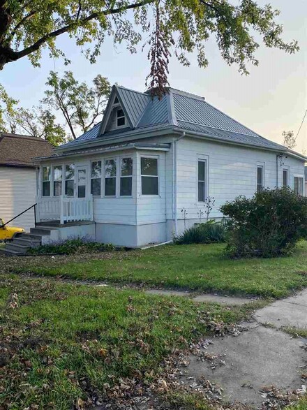 807 S Broadway St, Toledo, IA 52342