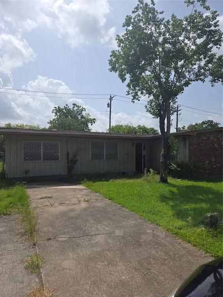 1302 Appomattox Dr, Texas City, TX 77591