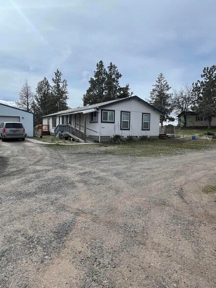 1051 NE 11th St, Redmond, OR 97756