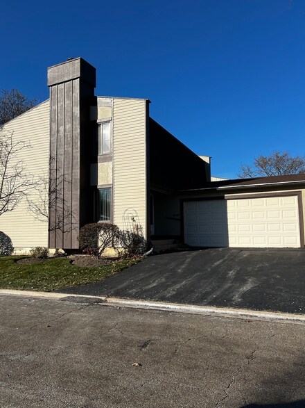 65 Briarwood Square, Indian Head Park, IL 60525