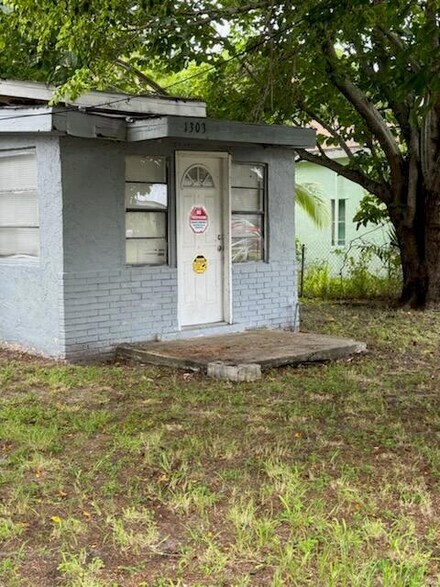 1303 N 24th St, Fort Pierce, FL 34950