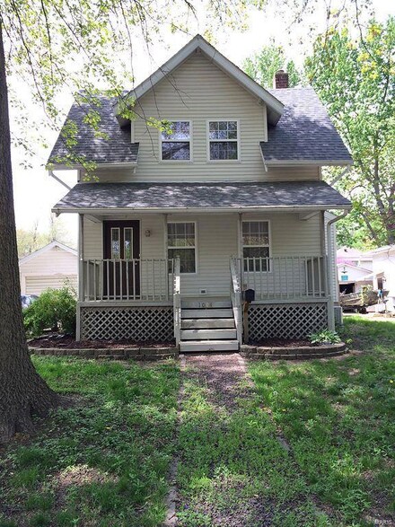 1014 Sumner St, Carlinville, IL 62626