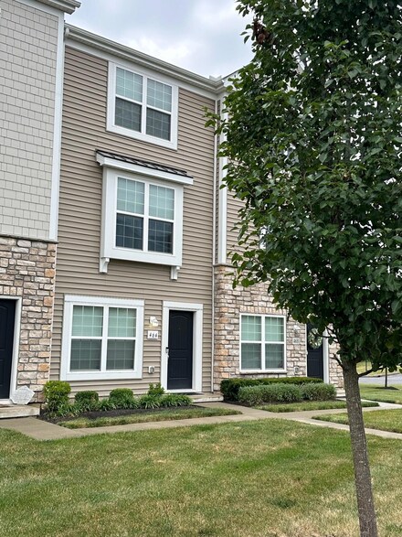 464 Autumn Ridge Cir, Pickerington, OH 43147
