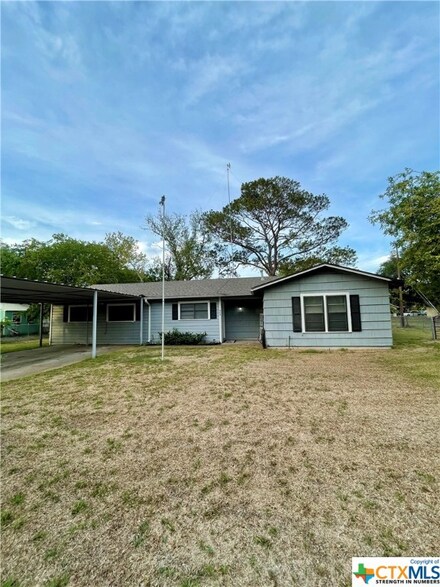 305 Dennis St, Edna, TX 77957