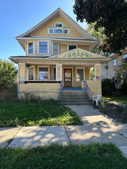 5709 W Midway Park, Chicago, IL 60644