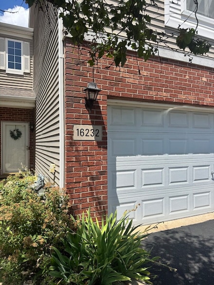 16232 Golfview Dr, Lockport, IL 60441