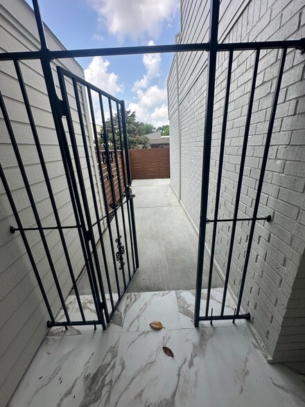 10739 Boardwalk St, Houston, TX 77042