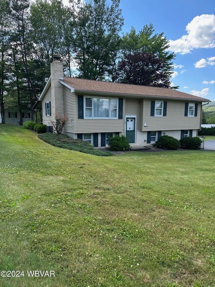 17 Forest Dr, Lock Haven, PA 17745