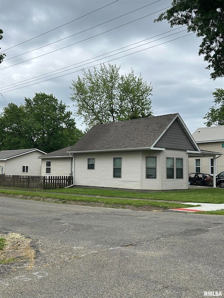 901 E Oak St, Taylorville, IL 62568