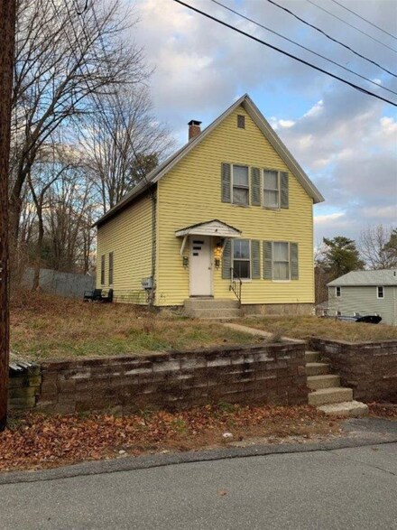 4 Clark St, Derry, NH 03038