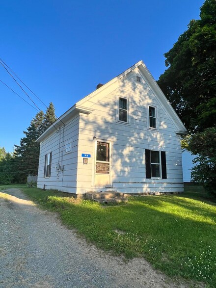 94 Barker St, Calais, ME 04619