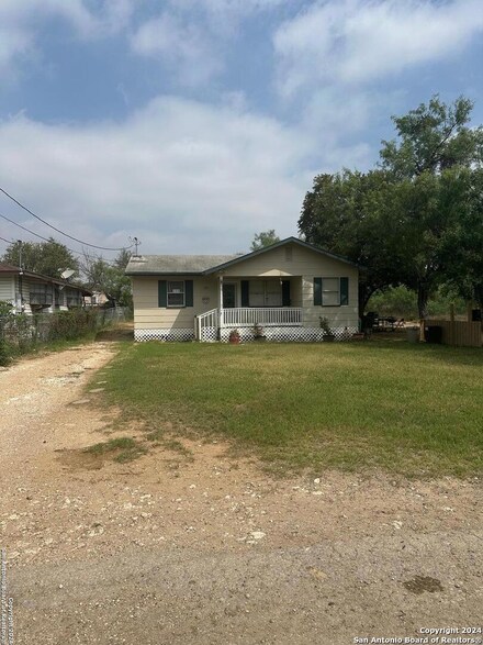 175 Labor St, Asherton, TX 78827