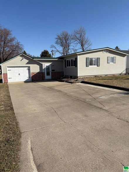 633 Iowa St, Granville, IA 51022