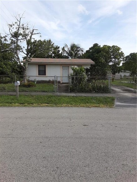 4370 SW 39th St, West Park, FL 33023