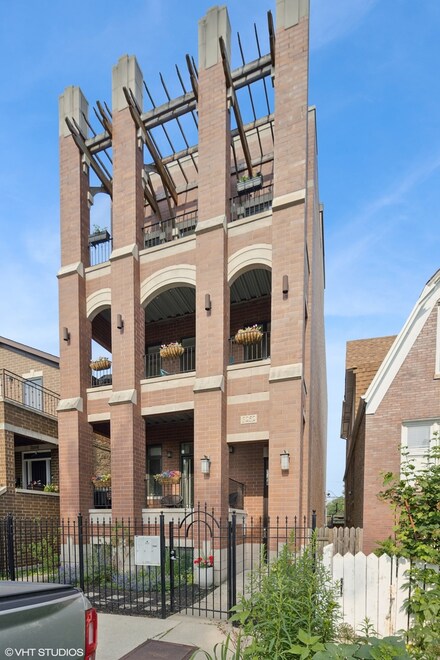 3252 N California Ave Unit 2, Chicago, IL 60618