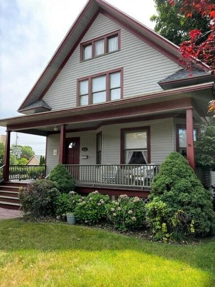 407 W Webster Ave, Muskegon, MI 49440