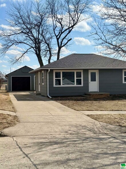514 E 2nd St, Remsen, IA 51050