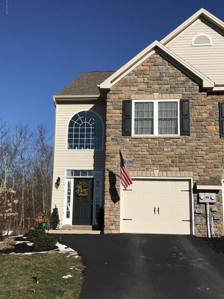 226 Twins Ln, Mountain Top, PA 18707