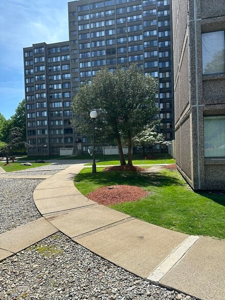 250 Hammond Pond Pkwy Unit 111N, Chestnut Hill, MA 02467