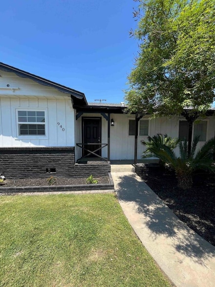 940 E Lyndale Dr, Tulare, CA 93274