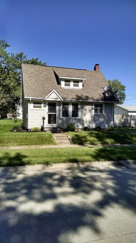 1020 Knoll Ave, Waterloo, IA 50701