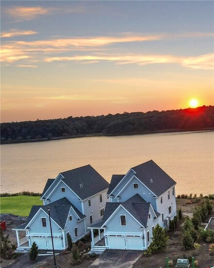 118 E Point Dr, East Providence, RI 02916