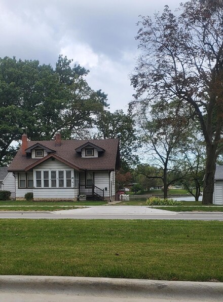 48 W 3rd St, Hobart, IN 46342