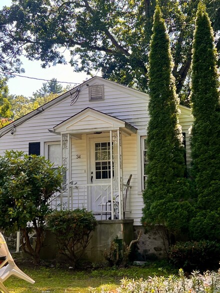 34 Lakeview Ave, Cheshire, CT 06410