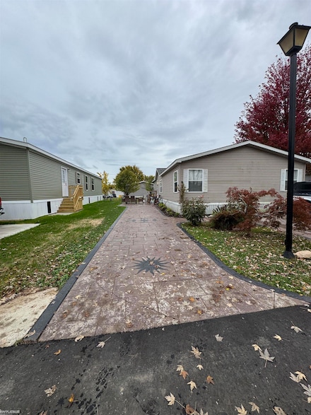 29636 Cambridge Ct, New Baltimore, MI 48051