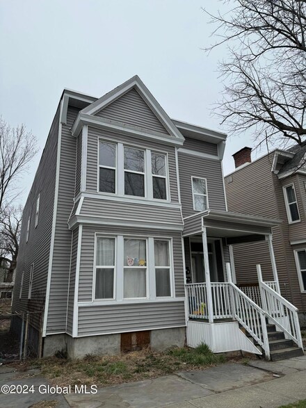 137 6th Ave, Troy, NY 12180