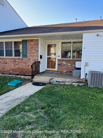 4 Delaware Ct Unit 917, Matawan, NJ 07747