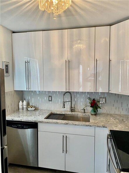 941 Crystal Lake Dr Unit 305, Pompano Beach, FL 33064