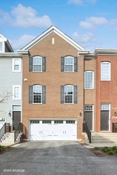 813 Paisley Ct, Naperville, IL 60540