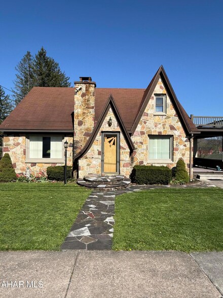 3987 Cortland Dr, New Paris, PA 15554